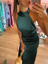 Load image into Gallery viewer, Abito Satin Verde Smeraldo Scollo Americana
