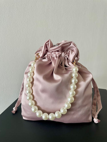 Borsetta midi rosa handmade in raso esterno, con interno in raso rosa; manici in raso rosa e manico in perle. Perfetta per completare il tuo outfit da cerimonia. 

Per ulteriori personalizzazioni scrivici in Direct sulla nostra pagina instagram @jupesandmore oppure compila il form nella sezione 