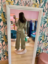 Carica l&#39;immagine nel visualizzatore di Gallery, Set Camicia Pantalone Satin Paillettes Salvia
