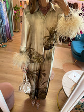 Carica l&#39;immagine nel visualizzatore di Gallery, Set Camicia e Pantalone Fantasia e Piume Champagne
