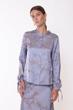 Load image into Gallery viewer, Completo Camicia e Gonna Celeste e Ricami Oro
