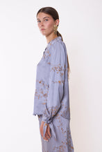 Load image into Gallery viewer, Completo Camicia e Gonna Celeste e Ricami Oro
