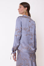 Load image into Gallery viewer, Completo Camicia e Gonna Celeste e Ricami Oro
