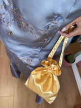 Load image into Gallery viewer, Completo Camicia e Gonna Celeste e Ricami Oro
