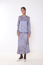 Load image into Gallery viewer, Completo Camicia e Gonna Celeste e Ricami Oro
