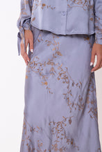 Load image into Gallery viewer, Completo Camicia e Gonna Celeste e Ricami Oro

