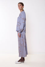 Load image into Gallery viewer, Completo Camicia e Gonna Celeste e Ricami Oro
