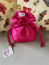 Carica l&#39;immagine nel visualizzatore di Gallery, Borsetta media fucsia handmade in raso interno ed esterno. Manici in raso. Perfetta per completare il tuo outfit da cerimonia.&nbsp;

Per ulteriori personalizzazioni scrivici in Direct sulla nostra pagina instagram @jupesandmore oppure compila il form nella sezione &quot;Contatti&quot;.

