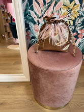 Carica l&#39;immagine nel visualizzatore di Gallery, Candy Bag Raso Champagne e Piume Rosa
