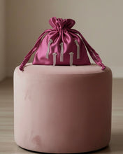 Carica l'immagine nel visualizzatore di Gallery, Cupcake Bag Raso Amaranto Strass
