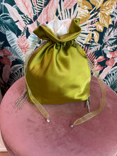 Carica l&#39;immagine nel visualizzatore di Gallery, Candy Bag Raso Verde Acido e Cotone Bianco
