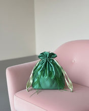 Carica l'immagine nel visualizzatore di Gallery, Candy Bag Raso Verde Ciuffi Piuma Verde
