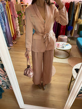 Load image into Gallery viewer, Completo Rosa Satin Broccato
