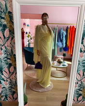 Carica l'immagine nel visualizzatore di Gallery, Mantella Chiffon Giallo Burro
