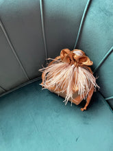 Carica l&#39;immagine nel visualizzatore di Gallery, Candy Bag Raso Champagne e Piume Bianche
