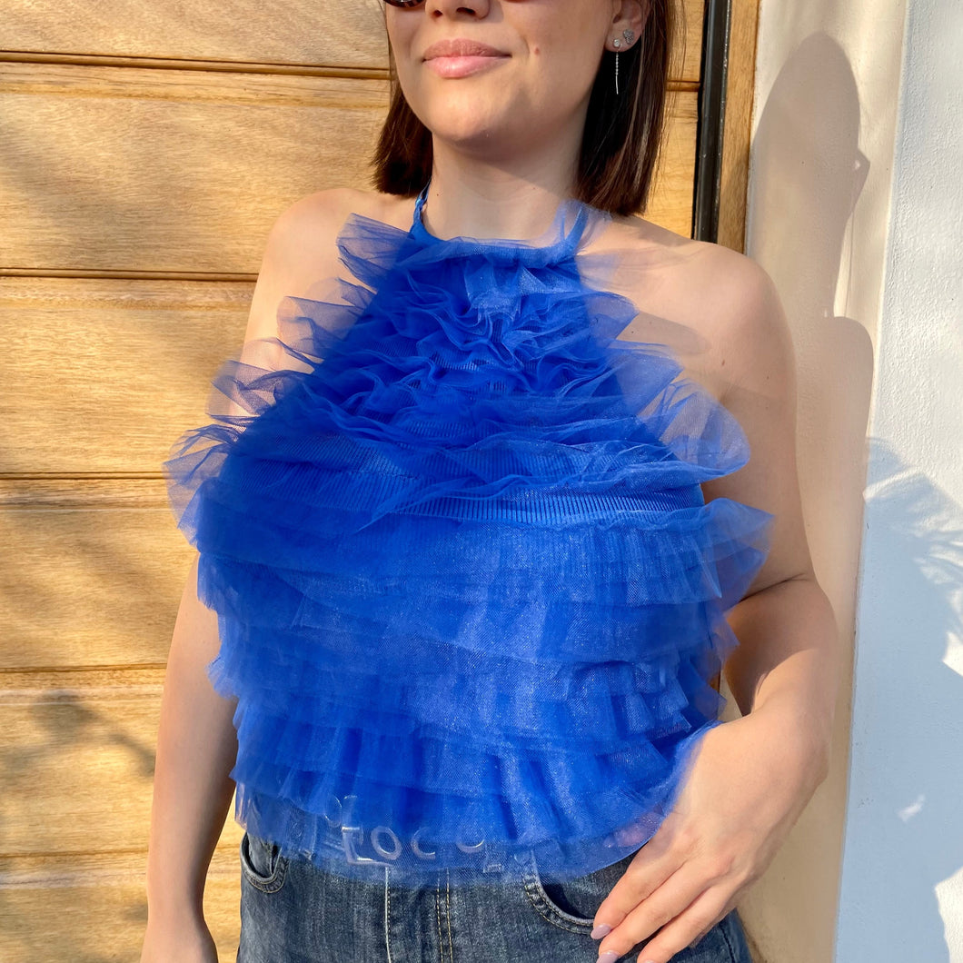 Top in tulle color Blu, con scollo sulla schiena regolabile. Elasticizzato per consentire la vestibilità dalla S alla L.  Composizione tessuto: 68% polyester, 32% viscose.