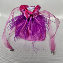 Carica l&#39;immagine nel visualizzatore di Gallery, Borsetta mini malva handmade in raso esterno con un giro di piume cucite a mano viola e raso interno a contrasto magenta; nastrini in organza magenta con chiusure a forma di conchiglia argento. Perfetta per completare il tuo outfit da cerimonia.   Per ulteriori personalizzazioni scrivici in Direct sulla nostra pagina instagram @jupesandmore oppure compila il form nella sezione &quot;Contatti&quot;.
