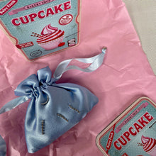 Carica l&#39;immagine nel visualizzatore di Gallery, Borsetta micro azzurra handmade in raso esterno con mini punti luce strass cuciti a mano e raso interno malva; nastrini in raso azzurri con chiusure a forma di conchiglia argento. Perfetta per completare il tuo outfit da cerimonia.   Per ulteriori personalizzazioni scrivici in Direct sulla nostra pagina instagram @jupesandmore oppure compila il form nella sezione &quot;Contatti&quot;.
