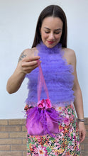 Carica l&#39;immagine nel visualizzatore di Gallery, Borsetta mini malva handmade in raso esterno con un giro di piume cucite a mano viola e raso interno a contrasto magenta; nastrini in organza magenta con chiusure a forma di conchiglia argento. Perfetta per completare il tuo outfit da cerimonia.   Per ulteriori personalizzazioni scrivici in Direct sulla nostra pagina instagram @jupesandmore oppure compila il form nella sezione &quot;Contatti&quot;.
