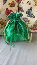 Carica l&#39;immagine nel visualizzatore di Gallery, Borsetta media verde bandiera handmade in raso interno ed esterno. Manici in raso. Ciuffetti di piuma di struzzo verde. Perfetta per completare il tuo outfit da cerimonia.&nbsp;

Per ulteriori personalizzazioni scrivici in Direct sulla nostra pagina instagram @jupesandmore oppure compila il form nella sezione &quot;Contatti&quot;.
