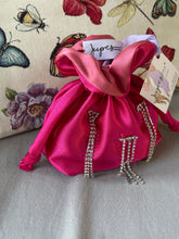 Carica l&#39;immagine nel visualizzatore di Gallery, Borsetta mini magenta handmade in raso esterno con punti luce strass cuciti a mano e raso interno fragola; cordoncini in raso magenta con nodo. Perfetta per completare il tuo outfit da cerimonia.   Per ulteriori personalizzazioni scrivici in Direct sulla nostra pagina instagram @jupesandmore oppure compila il form nella sezione &quot;Contatti&quot;.
