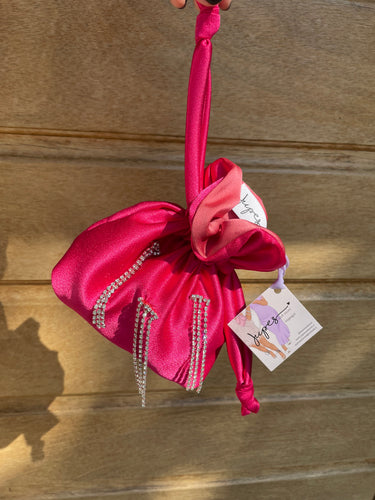 Borsetta mini magenta handmade in raso esterno con punti luce strass cuciti a mano e raso interno fragola; cordoncini in raso magenta con nodo. Perfetta per completare il tuo outfit da cerimonia.   Per ulteriori personalizzazioni scrivici in Direct sulla nostra pagina instagram @jupesandmore oppure compila il form nella sezione 