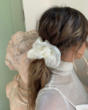 Carica l&#39;immagine nel visualizzatore di Gallery, Fluffy Sparkling Scrunchies
