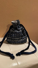 Carica l&#39;immagine nel visualizzatore di Gallery, Borsetta midi blu handmade in ciniglia e tweed esterno con interno in ciniglia; manici in ciniglia. Perfetta per completare il tuo outfit da cerimonia.   Per ulteriori personalizzazioni scrivici in Direct sulla nostra pagina instagram @jupesandmore oppure compila il form nella sezione &quot;Contatti&quot;.
