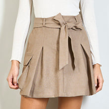 Carica l&#39;immagine nel visualizzatore di Gallery, Mini gonna beige con cintura e tasconi laterali. Piences sul davanti.  Composizione tessuto: 100% polyester.
