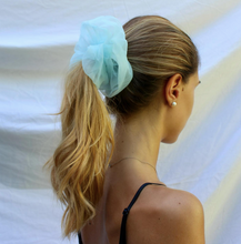 Carica l&#39;immagine nel visualizzatore di Gallery, fluffy scrunchy azzurro
