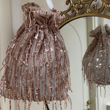 Carica l&#39;immagine nel visualizzatore di Gallery, Borsetta media handmade in tessuto con paillettes a cascata oro rosa con interno in cotone e nastrini in raso con chiusure a forma di conchiglia argento. Perfetta per completare il tuo outfit da cerimonia.
