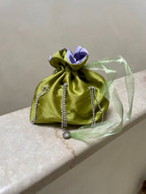 Carica l&#39;immagine nel visualizzatore di Gallery, Borsetta mini verde acido handmade in raso esterno con punti luce strass cuciti a mano e raso interno lilla; nastrini in organza verde acido con chiusure a forma di conchiglia argento. Perfetta per completare il tuo outfit da cerimonia. 
