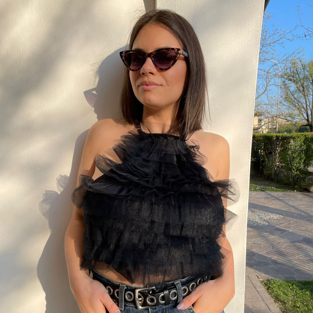 Top in tulle color nero, con scollo sulla schiena regolabile. Elasticizzato per consentire la vestibilità dalla S alla L.  Composizione tessuto: 68% polyester, 32% viscose.