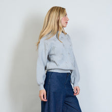 Carica l&#39;immagine nel visualizzatore di Gallery, Maglione a maniche lunghe grigio a sbuffo, lavorato sul davanti con strass e piume. Collo finto. Taglia Unica.  Composizione tessuto: 50% viscose; 25% polyammide; 18% polyestere; 7% modal.
