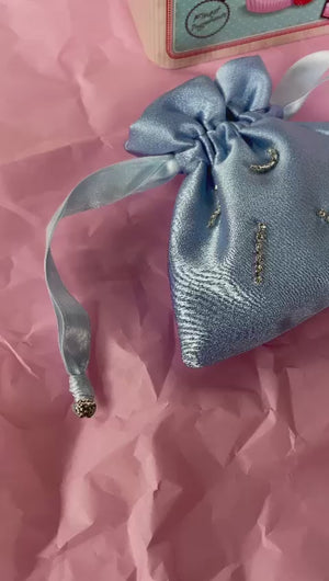 Borsetta micro azzurra handmade in raso esterno con mini punti luce strass cuciti a mano e raso interno malva; nastrini in raso azzurri con chiusure a forma di conchiglia argento. Perfetta per completare il tuo outfit da cerimonia.   Per ulteriori personalizzazioni scrivici in Direct sulla nostra pagina instagram @jupesandmore oppure compila il form nella sezione "Contatti".