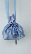 Carica e avvia il video nel visualizzatore di galleria, Borsetta mini azzurra handmade in raso esterno con punti luce strass cuciti a mano e raso interno a rosa cipria; nastrini in organza azzurri con chiusure a forma di conchiglia argento. Perfetta per completare il tuo outfit da cerimonia.   Per ulteriori personalizzazioni scrivici in Direct sulla nostra pagina instagram @jupesandmore oppure compila il form nella sezione &quot;Contatti&quot;.
