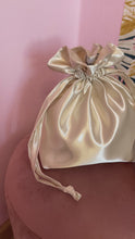 Carica e avvia il video nel visualizzatore di galleria, Candy Bag Raso Champagne Chiaro
