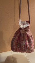 Carica e avvia il video nel visualizzatore di galleria, Borsetta midi rosa handmade in tweed esterno e fiocchetto rosa, con interno in cotone bianco; manici in raso rosa. Perfetta per completare il tuo outfit da cerimonia.   Per ulteriori personalizzazioni scrivici in Direct sulla nostra pagina instagram @jupesandmore oppure compila il form nella sezione &quot;Contatti&quot;.
