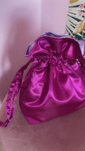 Carica e avvia il video nel visualizzatore di galleria, Candy Bag Raso Magenta e Lilla
