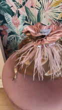 Carica e avvia il video nel visualizzatore di galleria, Candy Bag Raso Champagne e Piume Rosa
