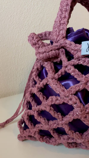 Borsetta color prugna esterno e viola interno. Esterno in filato tessile macramè in cotone riciclato con lurex e viscosa. Interno in raso. Scomponibile.

Per ulteriori personalizzazioni scrivici in Direct sulla nostra pagina instagram @jupesandmore oppure compila il form nella sezione "Contatti".