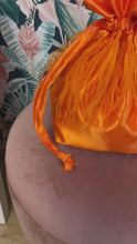 Carica e avvia il video nel visualizzatore di galleria, Candy Bag Raso e Piume Arancio
