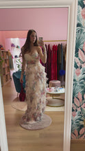 Load and play video in Gallery viewer, Abito Balze Tulle Panna Fantasia Floreale
