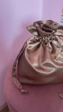 Carica e avvia il video nel visualizzatore di galleria, Candy Bag Raso Champagne
