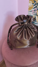 Carica e avvia il video nel visualizzatore di galleria, Candy Bag Raso Cioccolato

