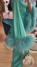 Carica e avvia il video nel visualizzatore di galleria, Abito Satinato Peacock
