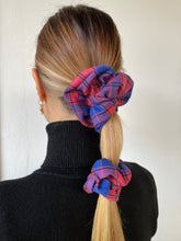 Carica l&#39;immagine nel visualizzatore di Gallery, Elastici in tessuto tartan realizzati a mano, disponibili nella dimensione Midi e Maxi. Disponibili in tanti colori. 
