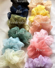 Carica l&#39;immagine nel visualizzatore di Gallery, Scrunchies in organza, cuciti a mano, nella dimensione XXL.
