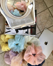 Carica l&#39;immagine nel visualizzatore di Gallery, Scrunchies in organza, cuciti a mano, nella dimensione XXL.
