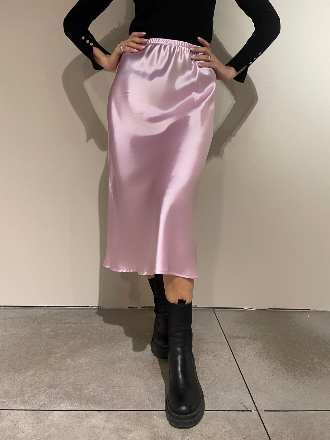 Gonna midi in rasetto satinato color lilla, con elastico in vita.  Composizione: 100% poliestere.